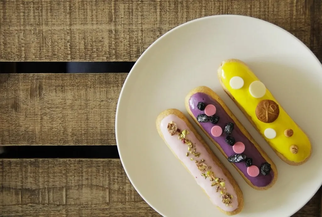Trois éclairs colorés sur une assiette