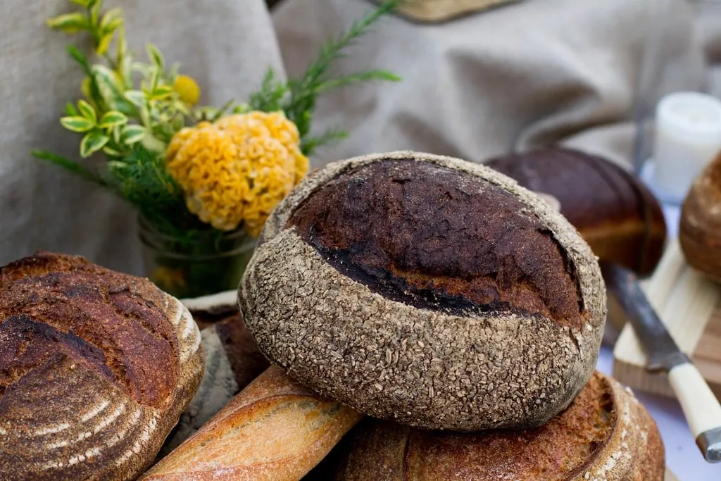 Pains au levain et baguettes artisanales sur une table
